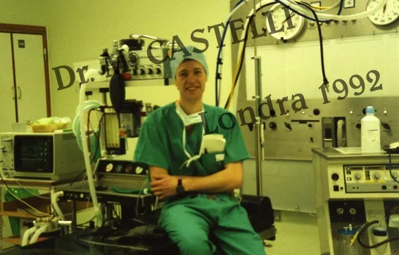 Il dottor Marco Castelli in sala operatoria a Londra nel 1992