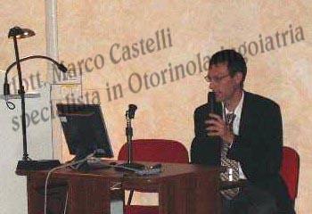 Il dottor Marco Castelli durante una conferenza